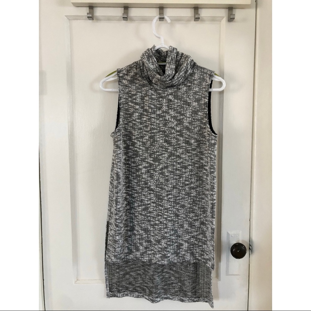 Sleeveless Turtleneck size M